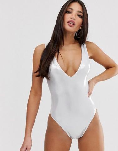 Κι όμως, τα μεταλλιζέ μαγιό είναι μια από τις top τάσεις της σεζόν