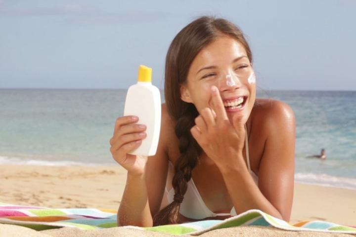 Τα αντηλιακά που θα σου χαρίσουν το πιο ωραίο μαύρισμα ever Τα αντηλιακά που θα σου χαρίσουν το πιο ωραίο μαύρισμα ever