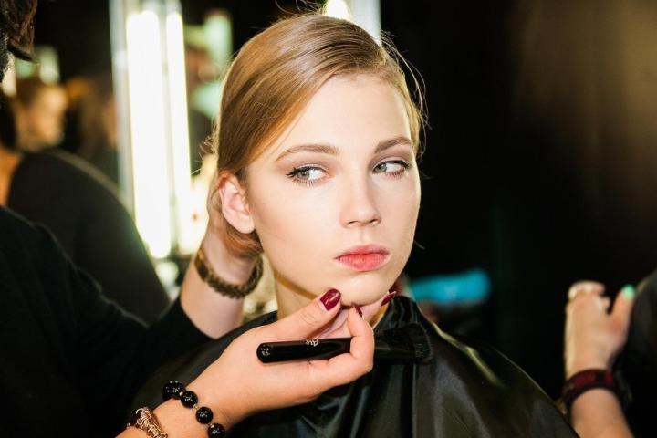 Βρήκαμε τα καλύτερα καλοκαιρινά κραγιόν στις πιο hot αποχρώσεις