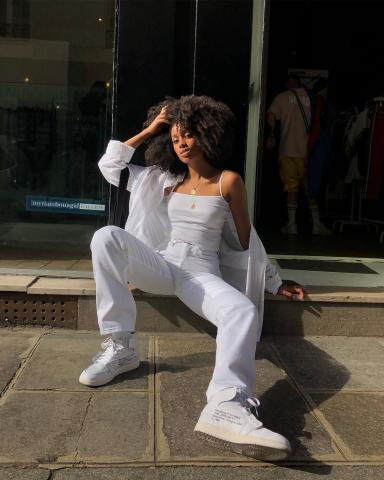 5+1 τρόποι για να φορέσεις το λευκό τζιν σου και να εντυπωσιάσεις 5+1 τρόποι για να φορέσεις το λευκό τζιν σου και να εντυπωσιάσεις