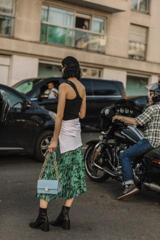 Street Fashion: Να τι φοράνε οι γυναίκες στο Παρίσι αυτή τη στιγμή Street Fashion: Να τι φοράνε οι γυναίκες στο Παρίσι αυτή τη στιγμή