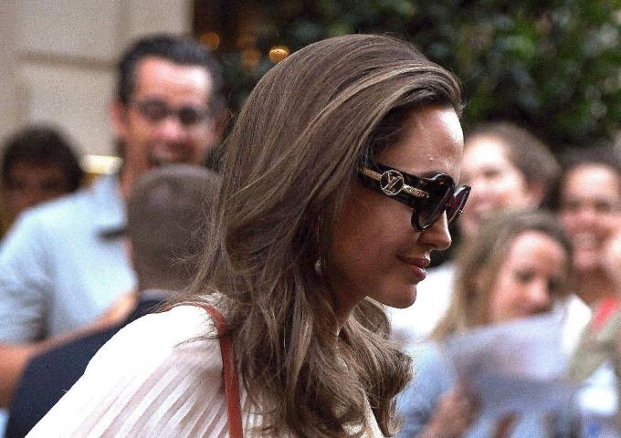 Angelina Jolie: Με αρχαιοελληνικό αέρα δίνει μαθήματα ακόμη και στους Γάλλους Angelina Jolie: Με αρχαιοελληνικό αέρα δίνει μαθήματα ακόμη και στους Γάλλους