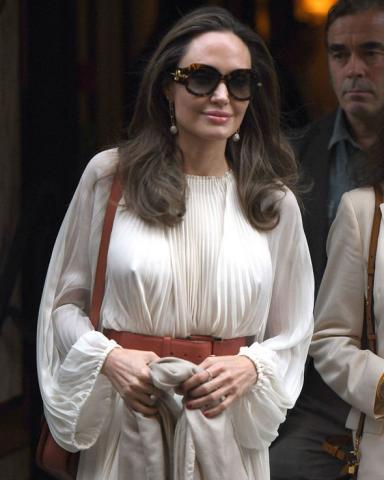 Angelina Jolie: Με αρχαιοελληνικό αέρα δίνει μαθήματα ακόμη και στους Γάλλους Angelina Jolie: Με αρχαιοελληνικό αέρα δίνει μαθήματα ακόμη και στους Γάλλους