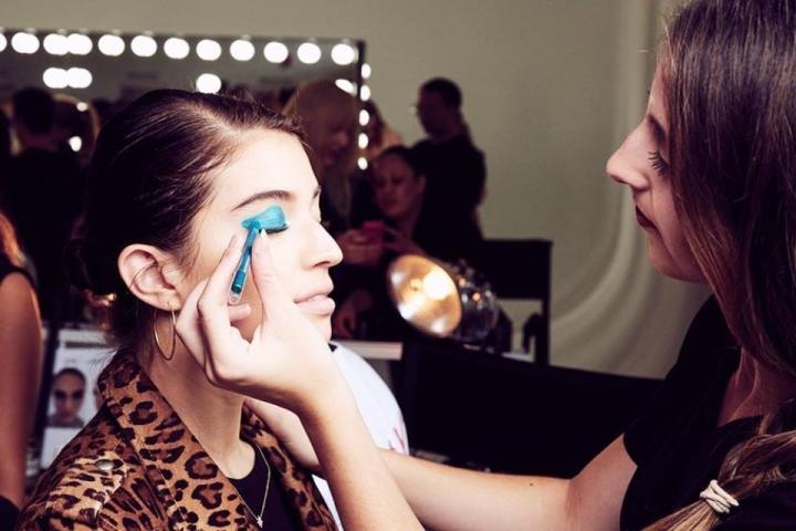 7 σκιές ματιών που αξίζει να προσθέσεις στο νεσεσέρ σου αυτό το καλοκαίρι