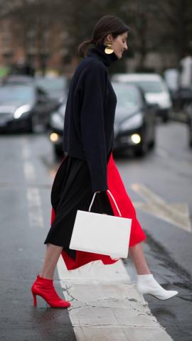 Κι όμως! Τα αταίριαστα παπούτσια είναι το νέο trend του καλοκαιριού Κι όμως! Τα αταίριαστα παπούτσια είναι το νέο trend του καλοκαιριού