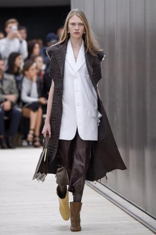 Κι όμως! Τα αταίριαστα παπούτσια είναι το νέο trend του καλοκαιριού Κι όμως! Τα αταίριαστα παπούτσια είναι το νέο trend του καλοκαιριού