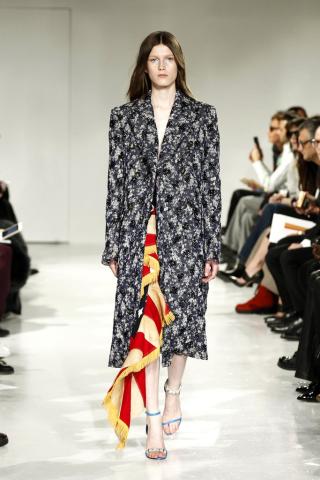 Κι όμως! Τα αταίριαστα παπούτσια είναι το νέο trend του καλοκαιριού Κι όμως! Τα αταίριαστα παπούτσια είναι το νέο trend του καλοκαιριού