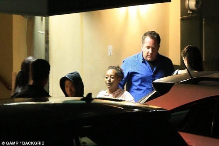 H  Angelina Jolie σε μια βόλτα επανασύνδεσης με τον πατέρα της