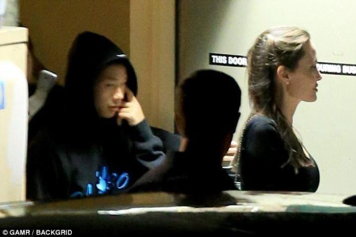 H  Angelina Jolie σε μια βόλτα επανασύνδεσης με τον πατέρα της