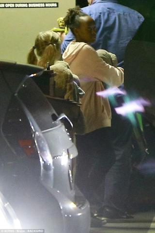 H  Angelina Jolie σε μια βόλτα επανασύνδεσης με τον πατέρα της