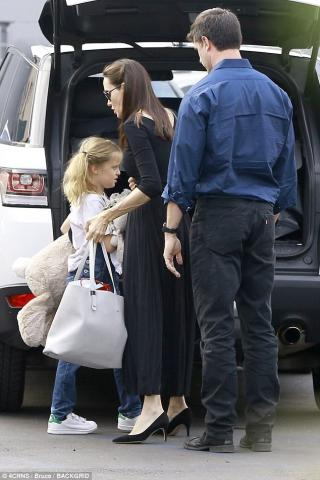 H  Angelina Jolie σε μια βόλτα επανασύνδεσης με τον πατέρα της
