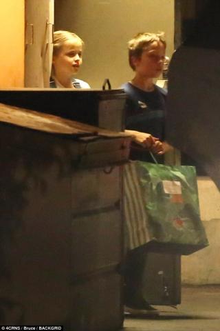 H  Angelina Jolie σε μια βόλτα επανασύνδεσης με τον πατέρα της