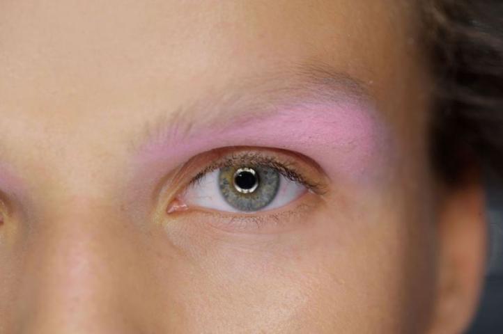 Rainbow eyes: Τα trends του καλοκαιριού επιβάλλουν χρώμα στα μάτια Rainbow eyes: Τα trends του καλοκαιριού επιβάλλουν χρώμα στα μάτια