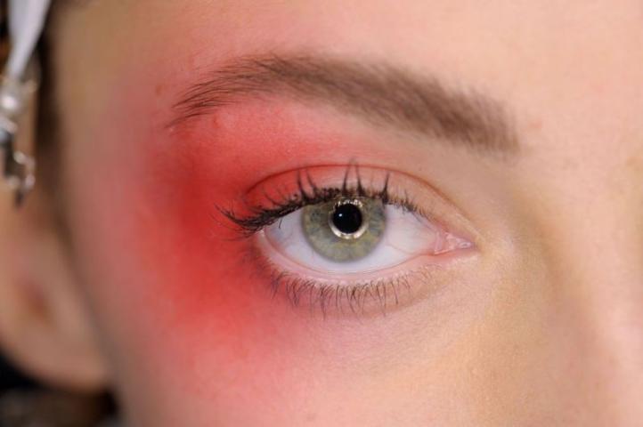 Rainbow eyes: Τα trends του καλοκαιριού επιβάλλουν χρώμα στα μάτια Rainbow eyes: Τα trends του καλοκαιριού επιβάλλουν χρώμα στα μάτια