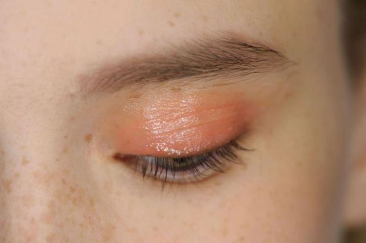 Rainbow eyes: Τα trends του καλοκαιριού επιβάλλουν χρώμα στα μάτια Rainbow eyes: Τα trends του καλοκαιριού επιβάλλουν χρώμα στα μάτια