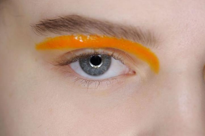 Rainbow eyes: Τα trends του καλοκαιριού επιβάλλουν χρώμα στα μάτια Rainbow eyes: Τα trends του καλοκαιριού επιβάλλουν χρώμα στα μάτια