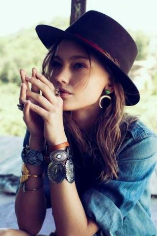 Put your hat on! Τα καλύτερα hairstyles για να φορέσεις το καπέλο σου