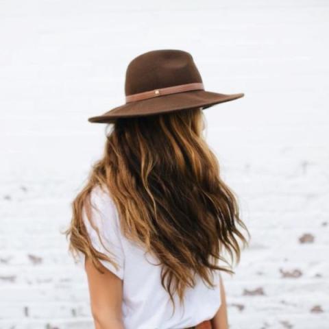 Put your hat on! Τα καλύτερα hairstyles για να φορέσεις το καπέλο σου