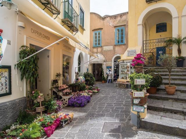 Κάπρι: Το μικρό αλλά πανέμορφο νησί της Νότιας Ιταλίας Κάπρι: Το μικρό αλλά πανέμορφο νησί της Νότιας Ιταλίας