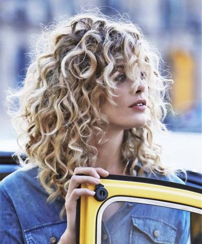 5 hairstyles ιδανικά για σένα που έχεις σγουρά μαλλιά