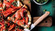 Mediterranean Pizza με κόκκινες πιπεριές και μυρωδικά