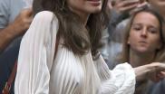 Angelina Jolie: Με αρχαιοελληνικό αέρα δίνει μαθήματα ακόμη και στους Γάλλους